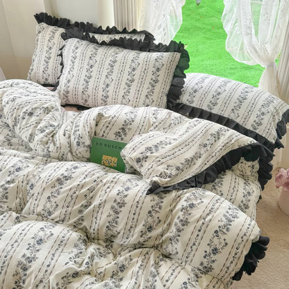 Juego de cama coqueta con estampado floral y volantes negros