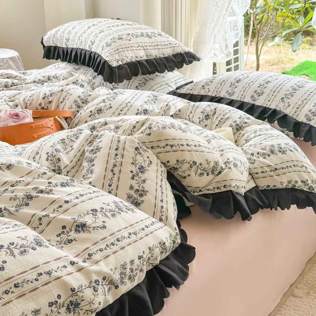 Juego de cama coqueta con estampado floral y volantes negros