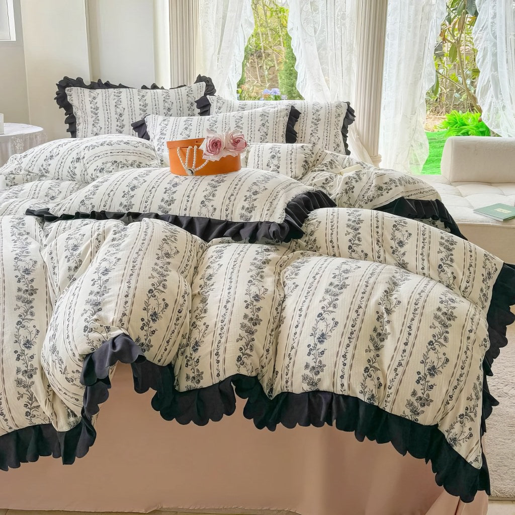 Conjunto de cama Coquette com babados pretos e estampa floral