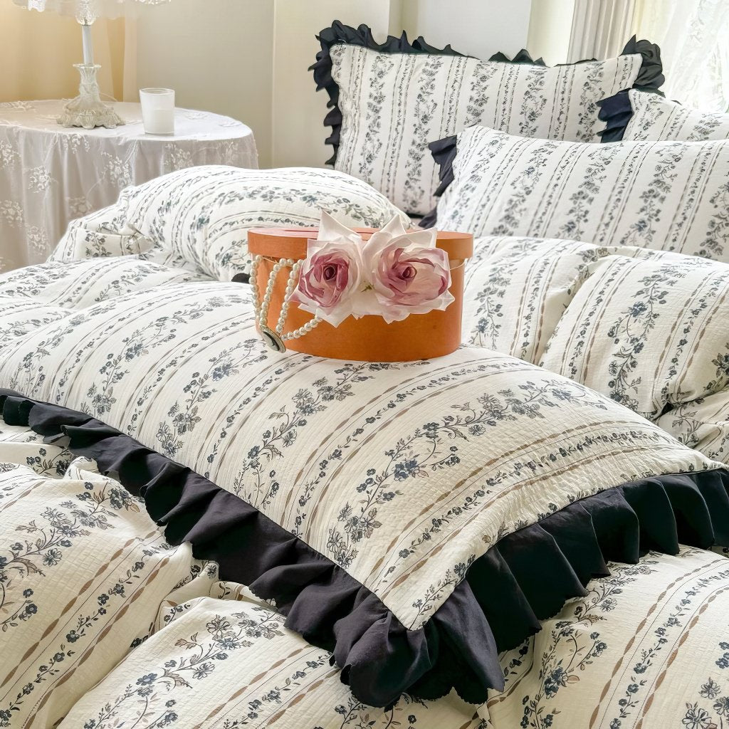 Juego de cama coqueta con estampado floral y volantes negros