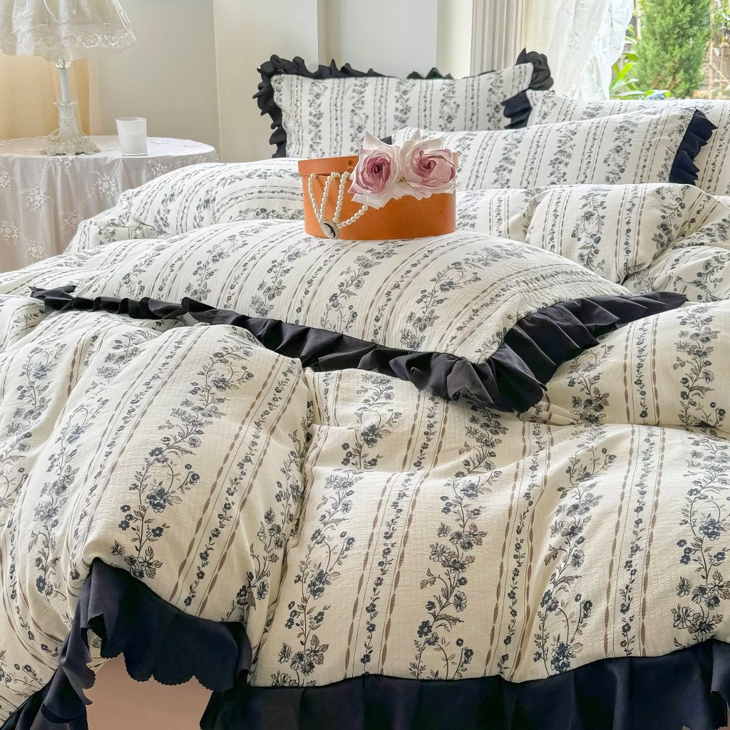 Juego de cama coqueta con estampado floral y volantes negros