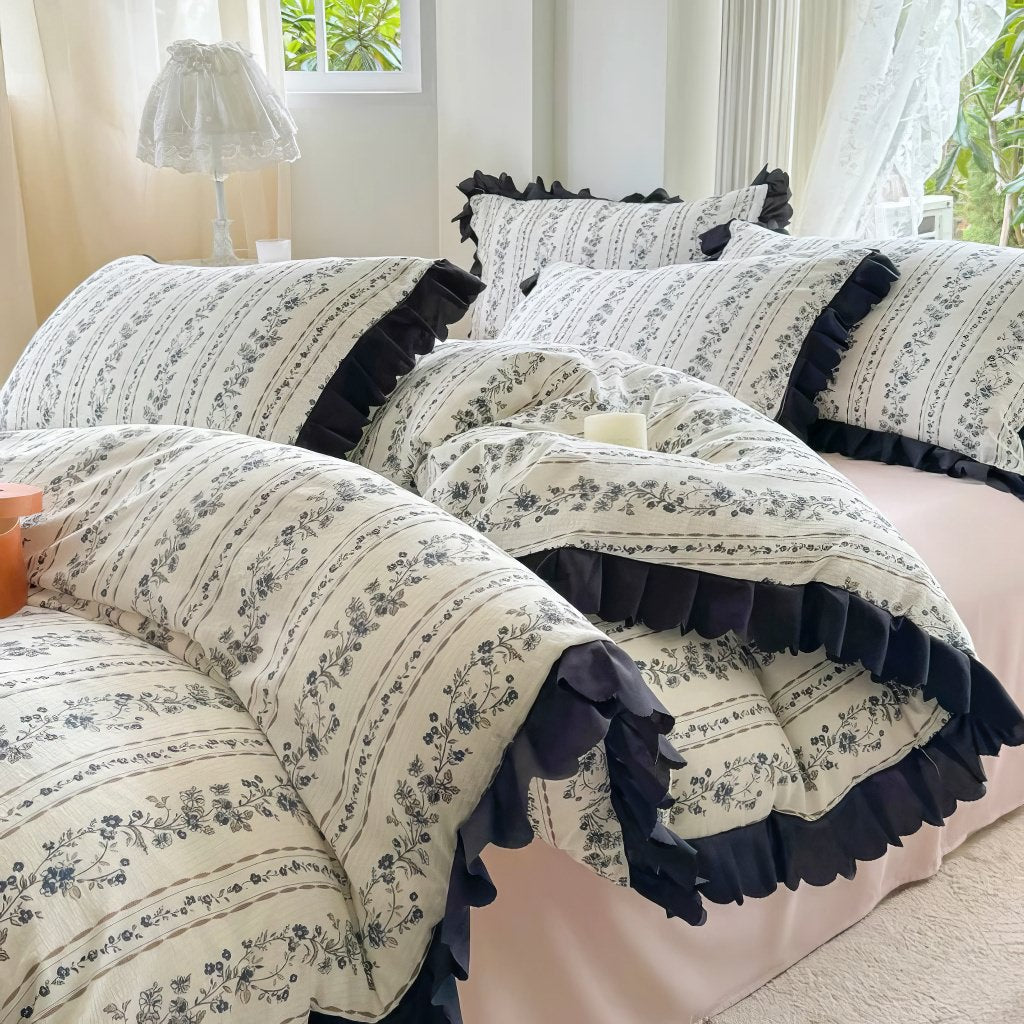 Juego de cama coqueta con estampado floral y volantes negros