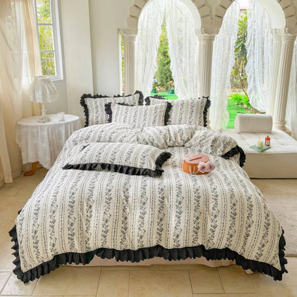 Juego de cama coqueta con estampado floral y volantes negros