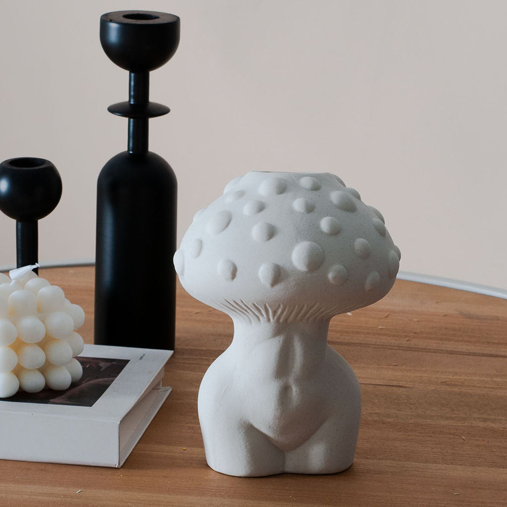 Vase en céramique blanche en forme de champignon
