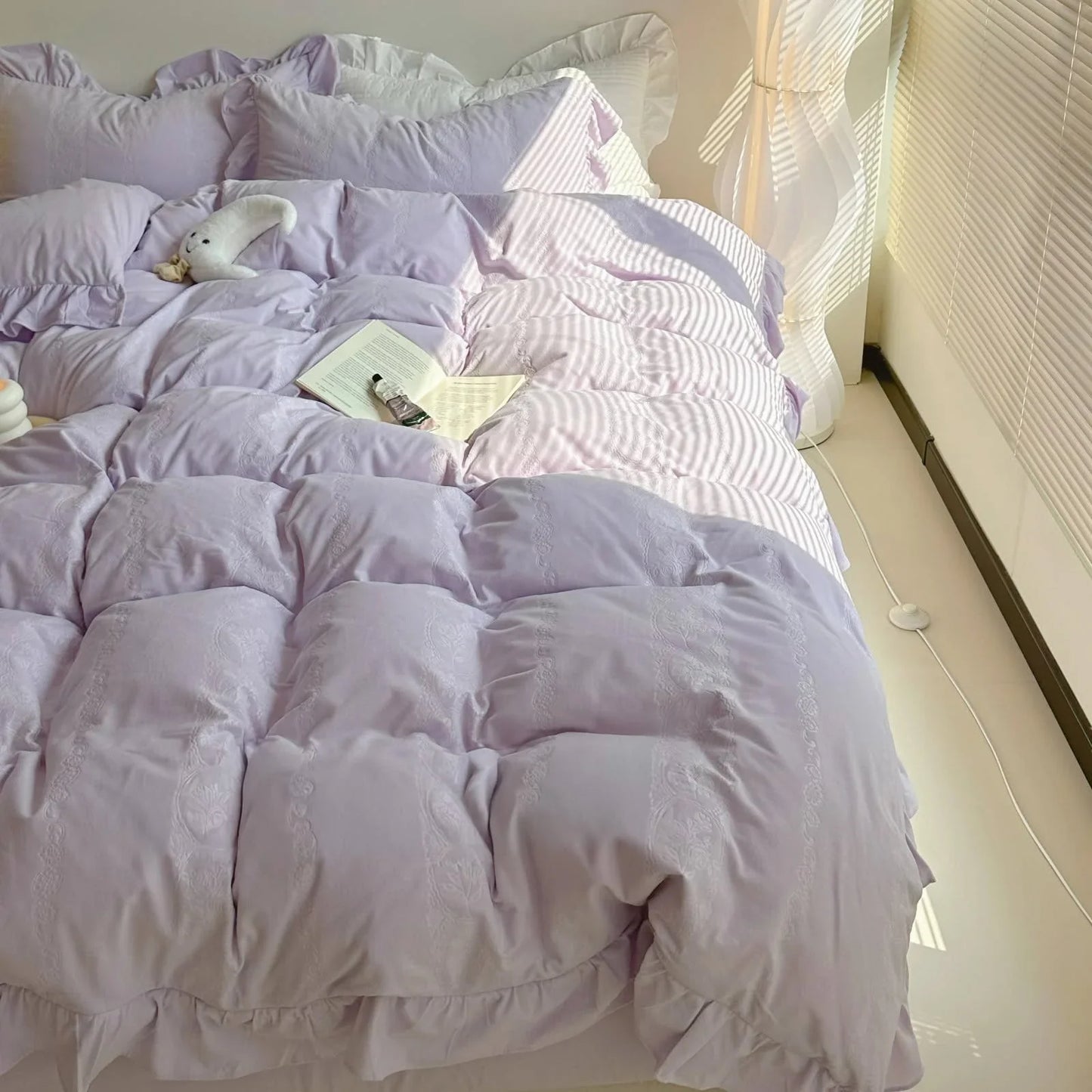 Plush Ruffled Jacquard Velvet Bedding Set