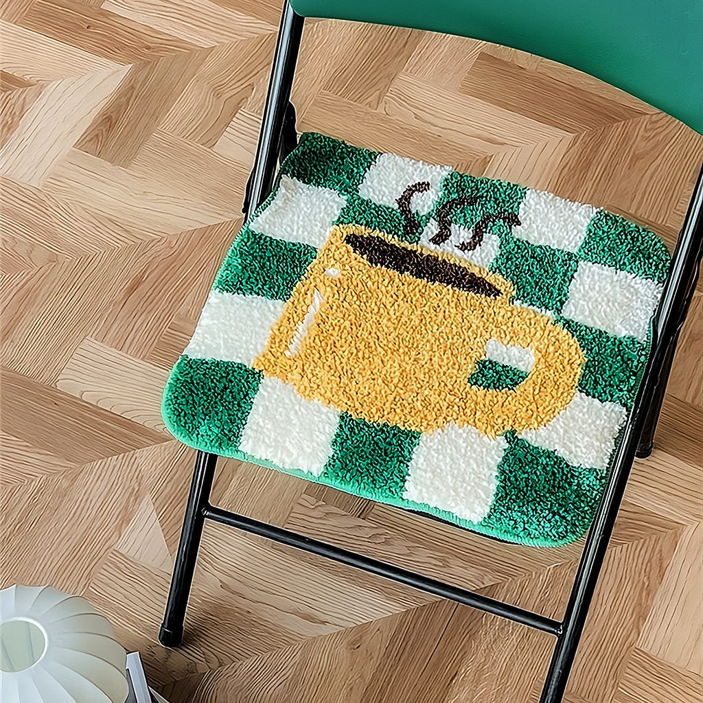 Sitzkissen mit getuftetem Kaffeetassen-Motiv