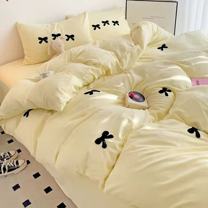 Niedliches, besticktes Bettwäscheset mit Schleifen