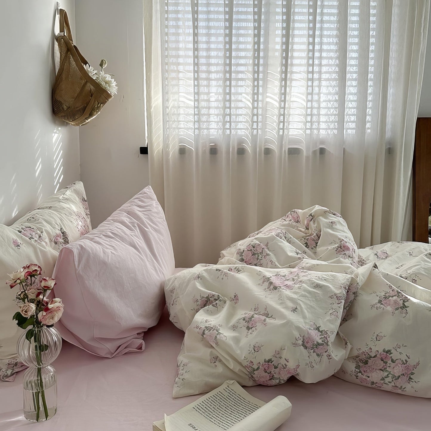 Juego de cama Coquette con rosas florecientes rosadas