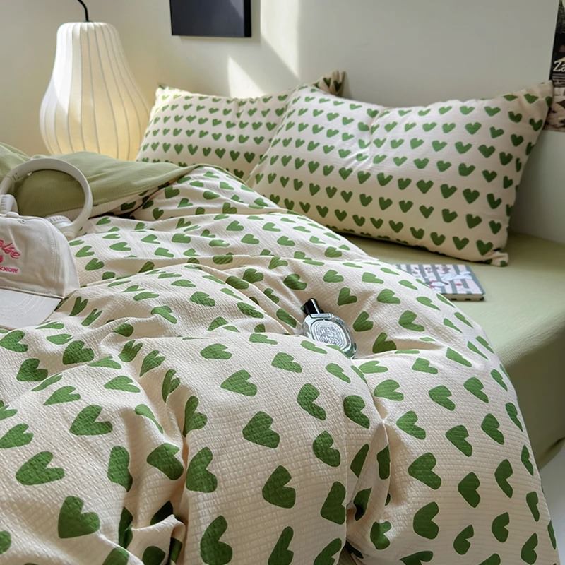 Juego de cama con estampado de pequeños corazones verdes