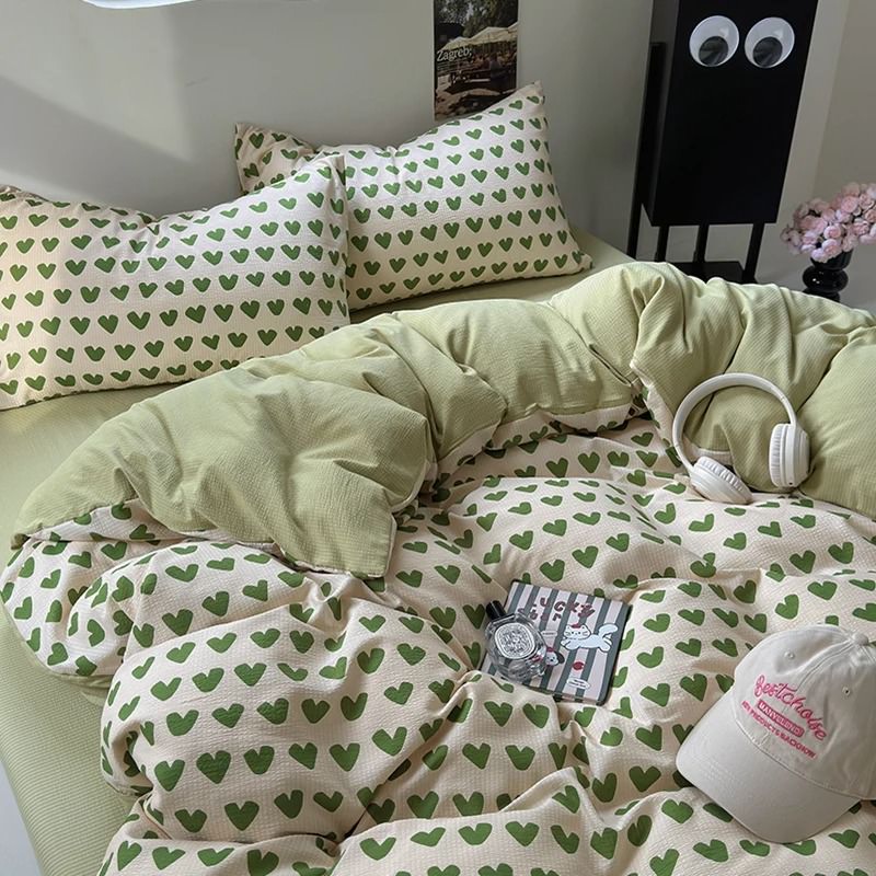 Juego de cama con estampado de pequeños corazones verdes