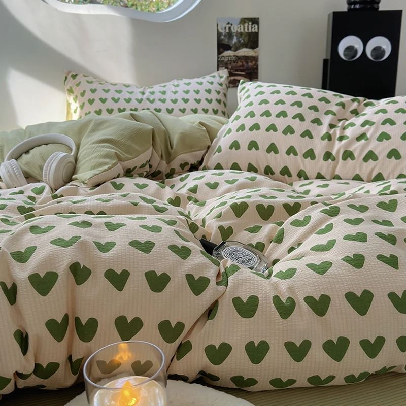 Juego de cama con estampado de pequeños corazones verdes