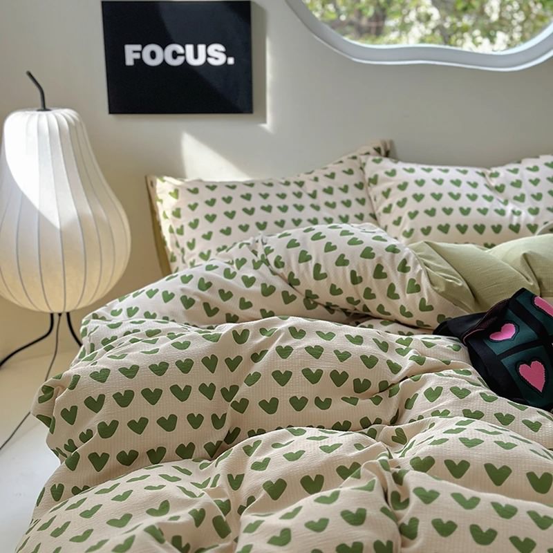 Juego de cama con estampado de pequeños corazones verdes