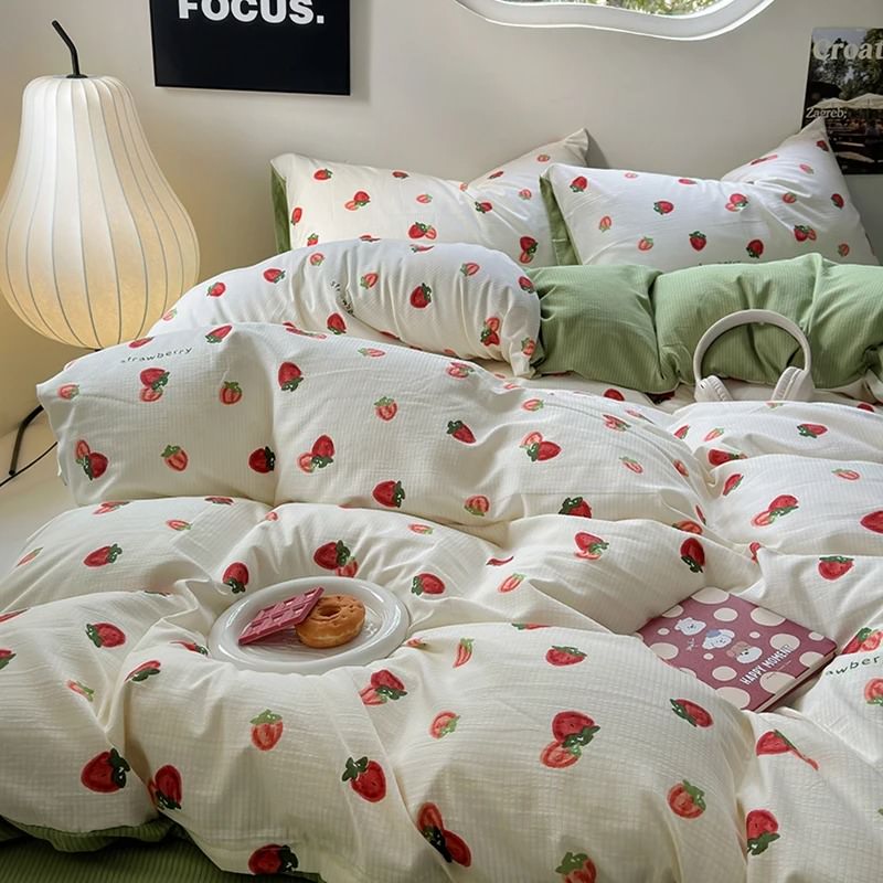 Lindo juego de cama con estampado de fresas