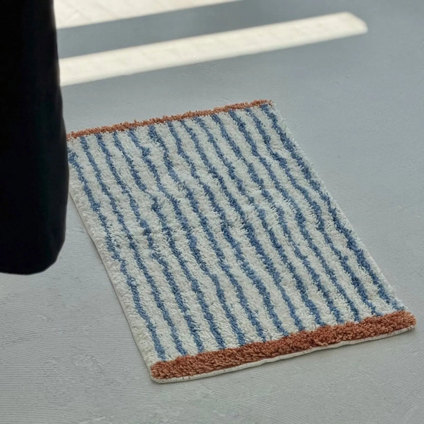 Plush Tufted Wavy Striped Accent Rug