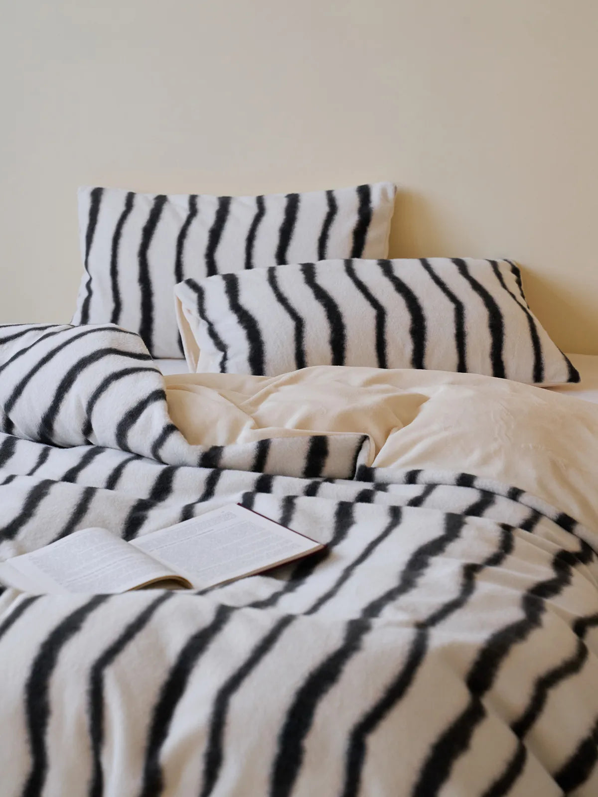 Plush Wavy Striped Flannel Fleece Bedding Set