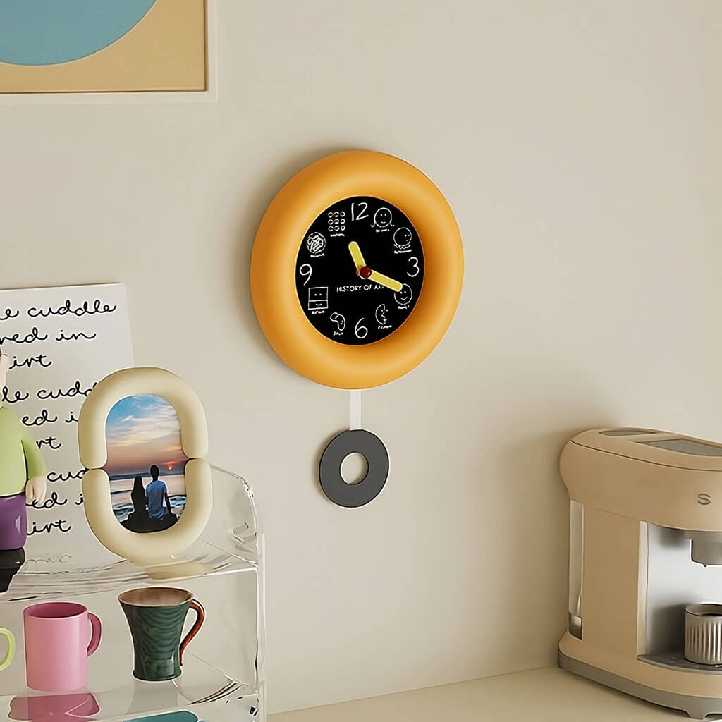 Minimalistische runde Wanduhr aus Kunstgeschichte