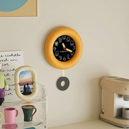 Minimalistische runde Wanduhr aus Kunstgeschichte