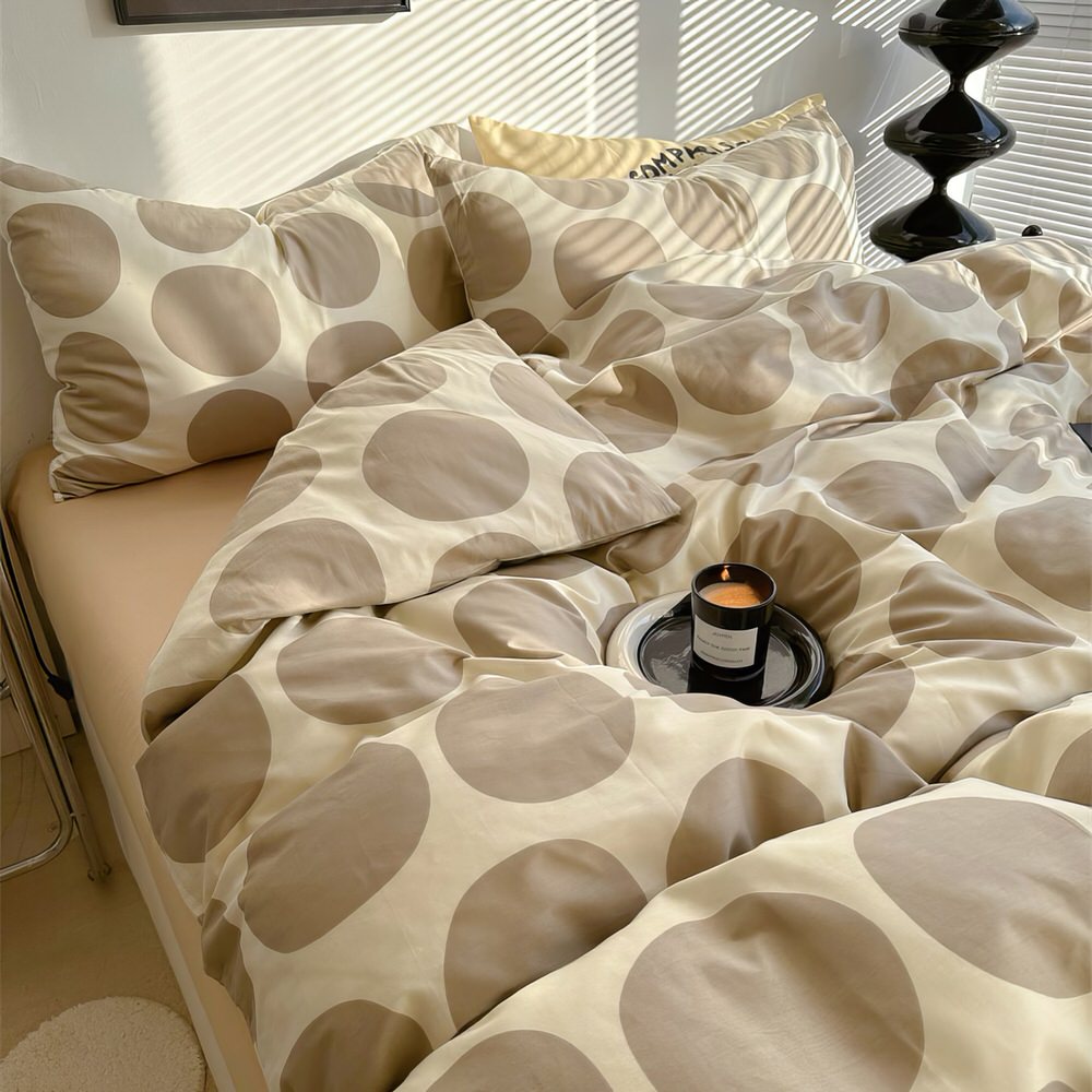 Conjunto de cama grande bege com bolinhas