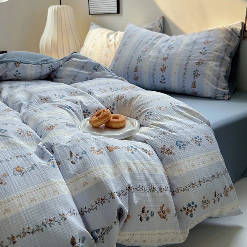 Conjunto de cama com estampa floral azul claro