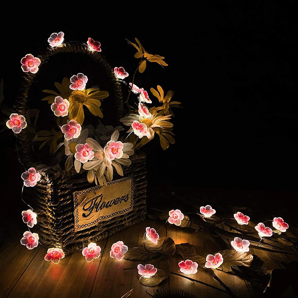 Guirnaldas de luces de hadas con pequeñas flores rosas