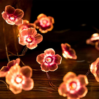 Guirnaldas de luces de hadas con pequeñas flores rosas