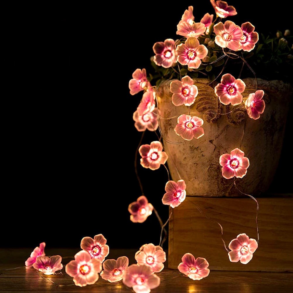 Luzes de fadas com pequenas flores rosa