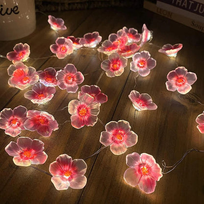 Luzes de fadas com pequenas flores rosa