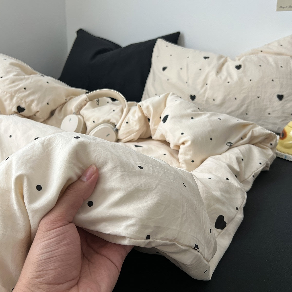 Bettwäscheset mit kleinen Herzen und Punkten