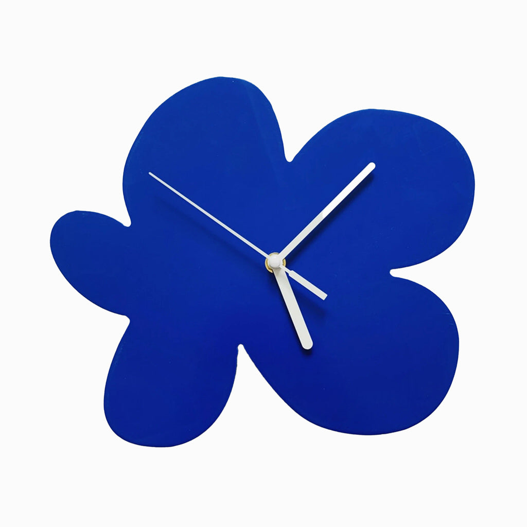 Wanduhr mit Blumen-Blob-Motiv aus Acryl
