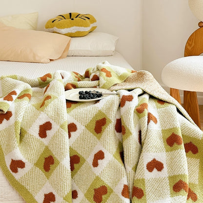 Olivgrünes Karomuster mit Herzen Fleecedecke