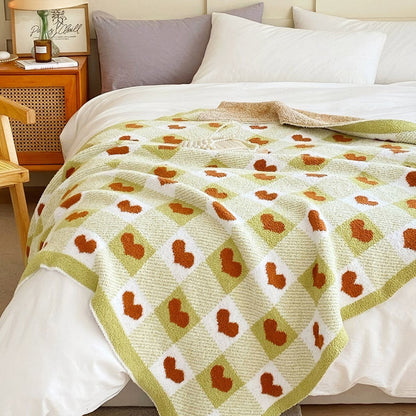 Olivgrünes Karomuster mit Herzen Fleecedecke