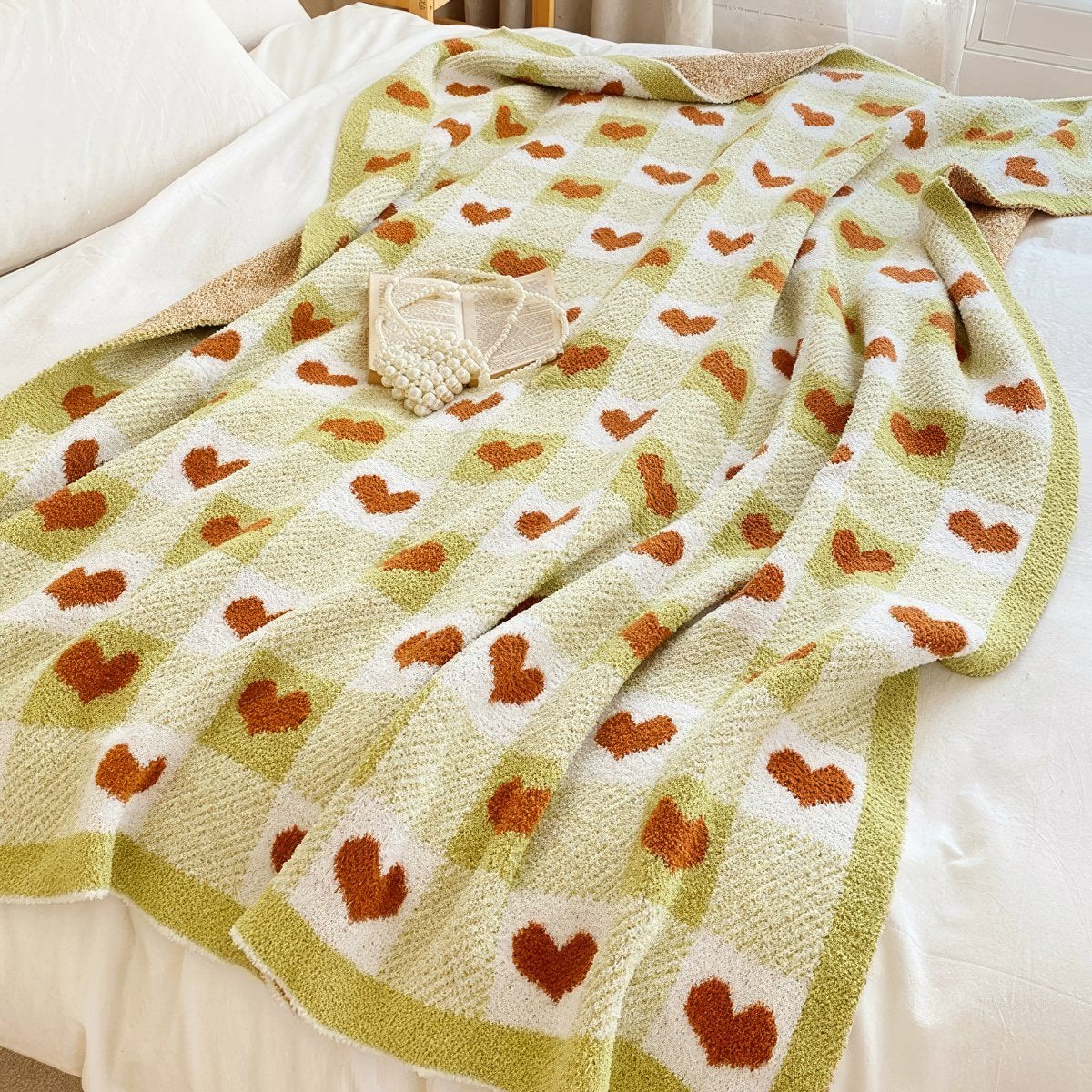 Olivgrünes Karomuster mit Herzen Fleecedecke