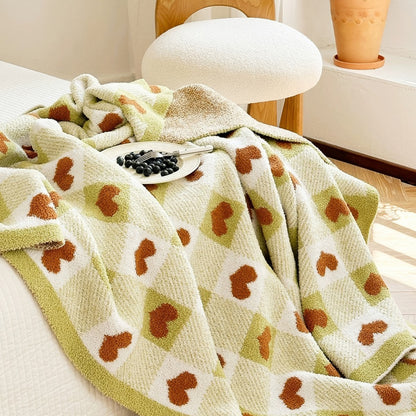 Olivgrünes Karomuster mit Herzen Fleecedecke