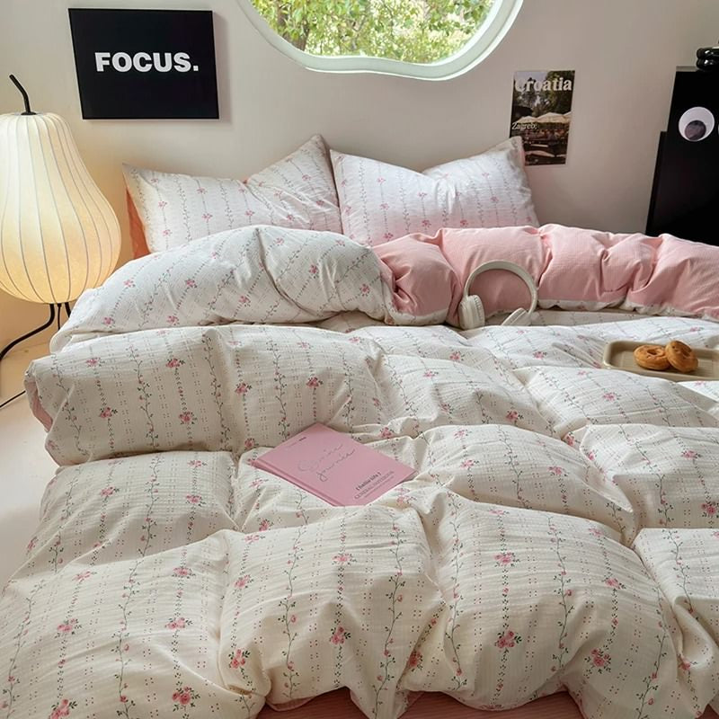 Juego de cama con rayas florales finas en rosa pálido