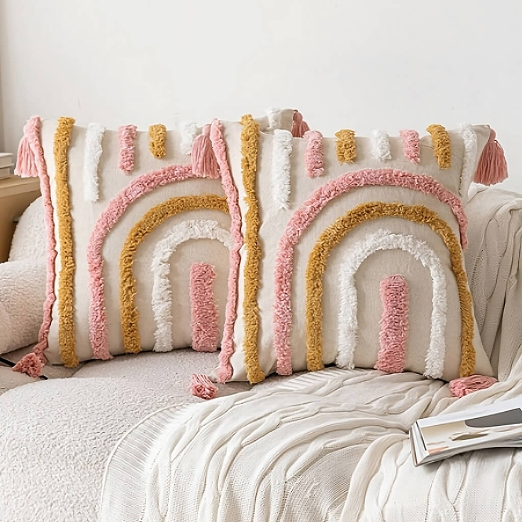 Pastellfarbener, getufteter Kissenbezug mit Bogenmotiv