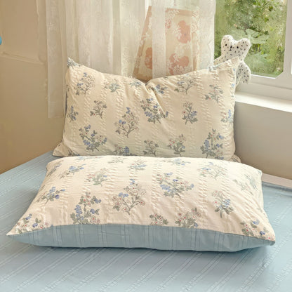 Conjunto de cama com estampa de flores azuis pastel