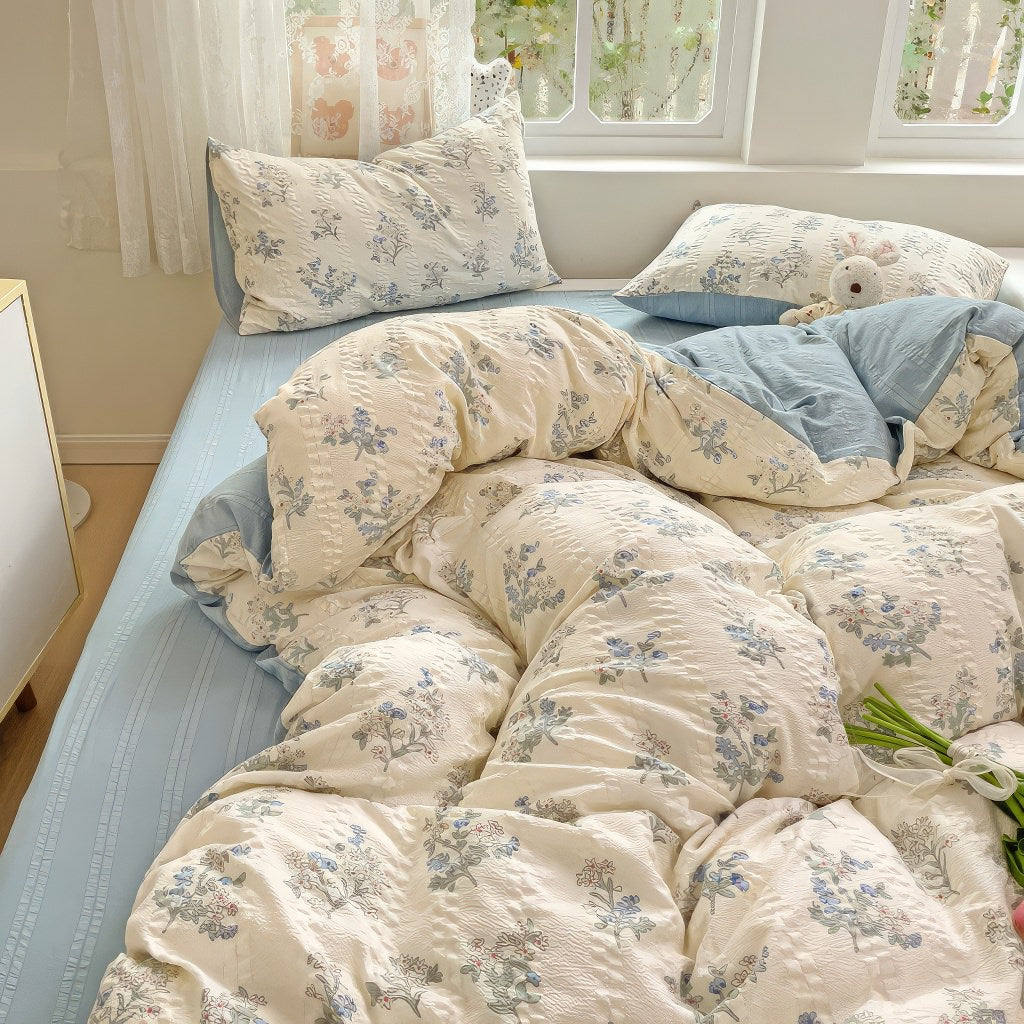 Conjunto de cama com estampa de flores azuis pastel