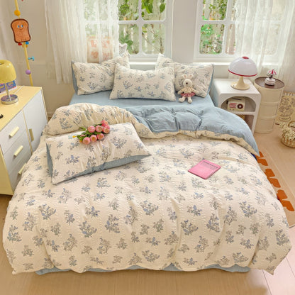 Conjunto de cama com estampa de flores azuis pastel