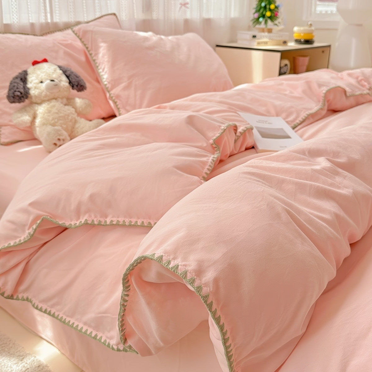 Parure de lit à bords en coquillage et coutures unies