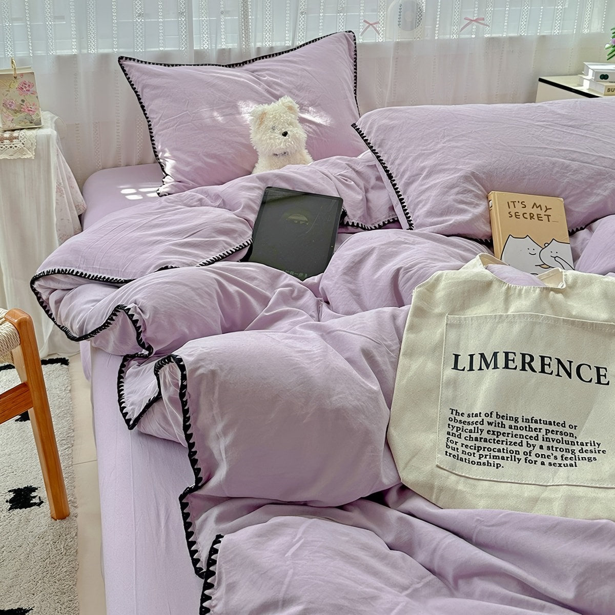 Parure de lit à bords en coquillage et coutures unies