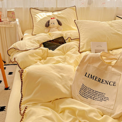 Parure de lit à bords en coquillage et coutures unies