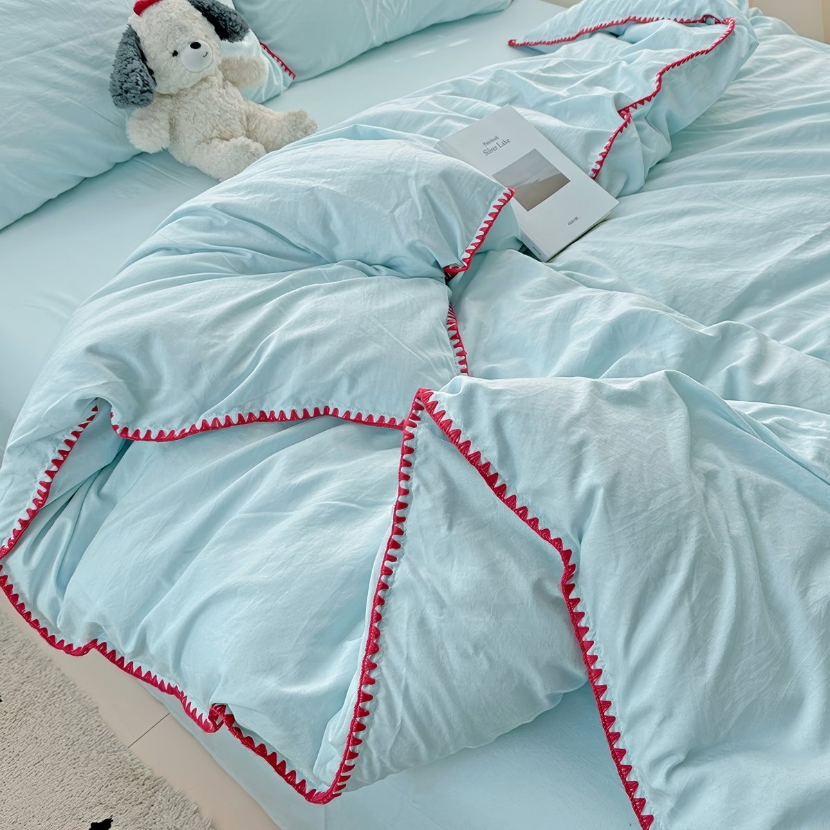 Parure de lit à bords en coquillage et coutures unies