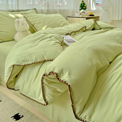 Parure de lit à bords en coquillage et coutures unies