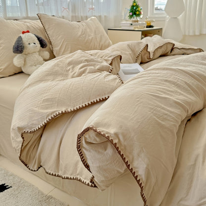 Parure de lit à bords en coquillage et coutures unies