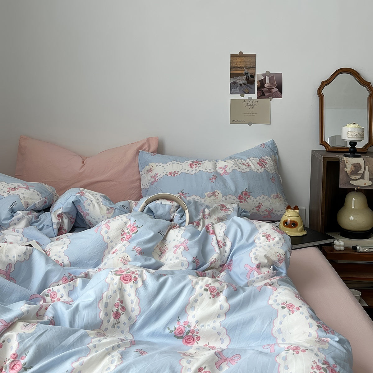 Romantisches Bettwäscheset mit floraler Spitze in Blau und Rosa