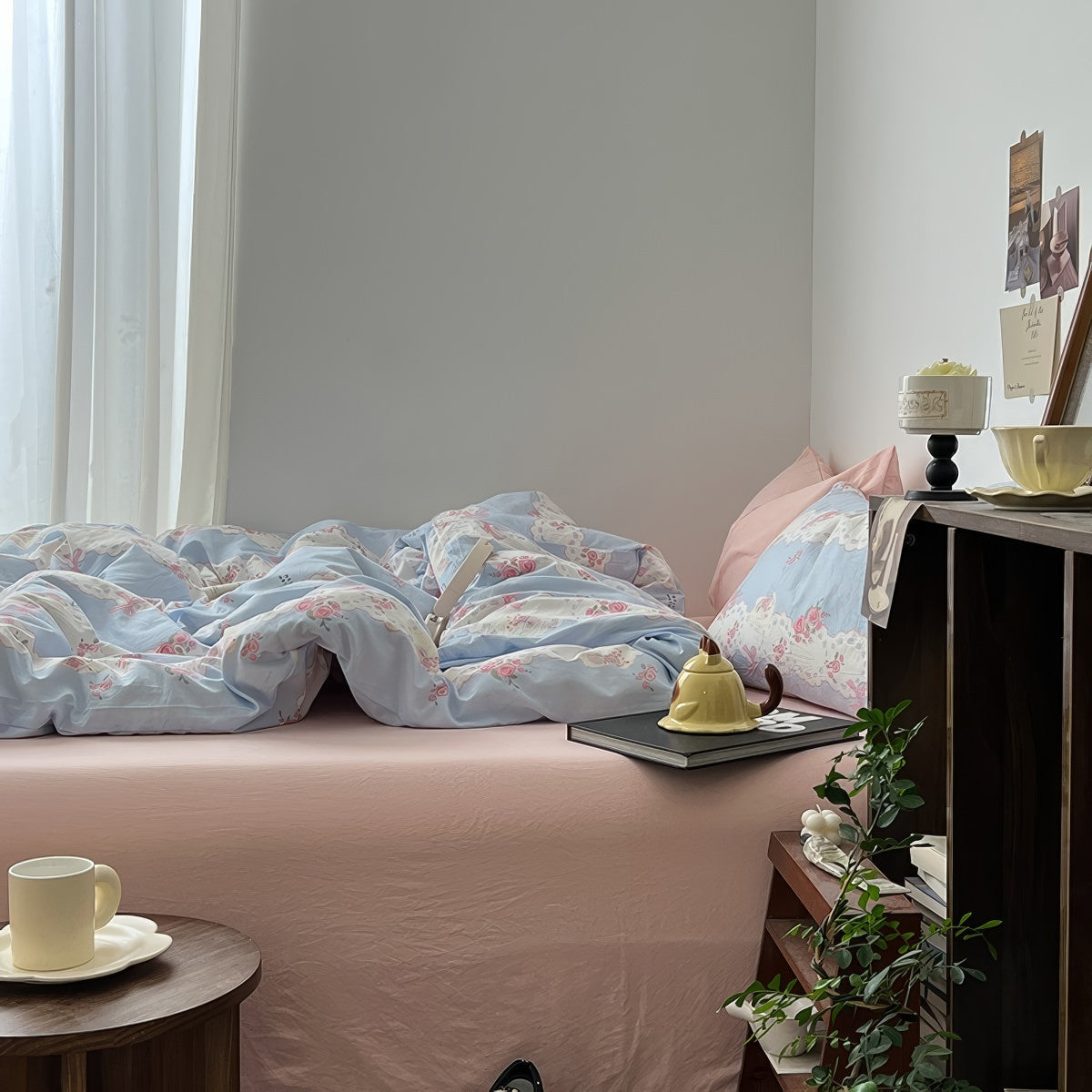 Romantisches Bettwäscheset mit floraler Spitze in Blau und Rosa