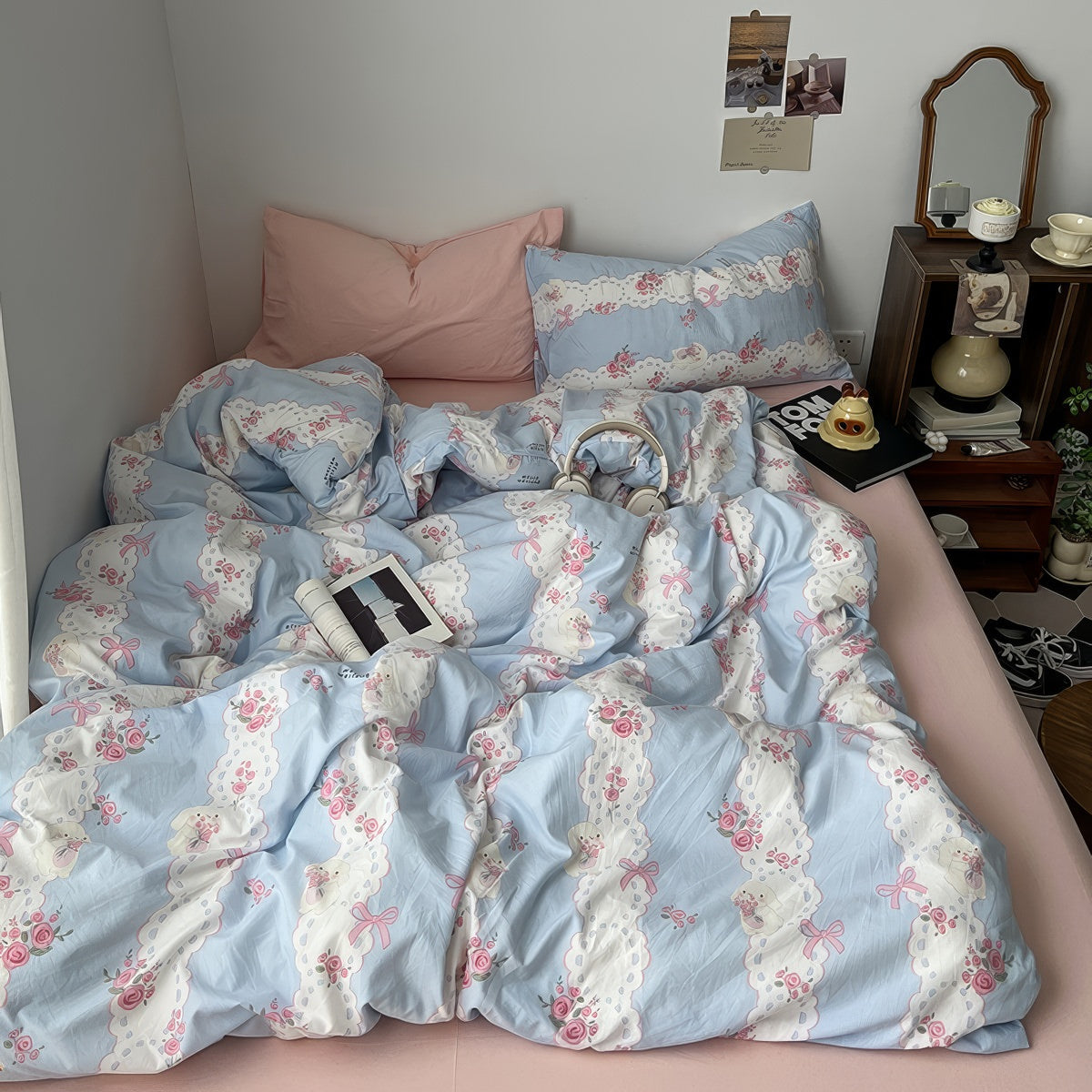 Romantisches Bettwäscheset mit floraler Spitze in Blau und Rosa