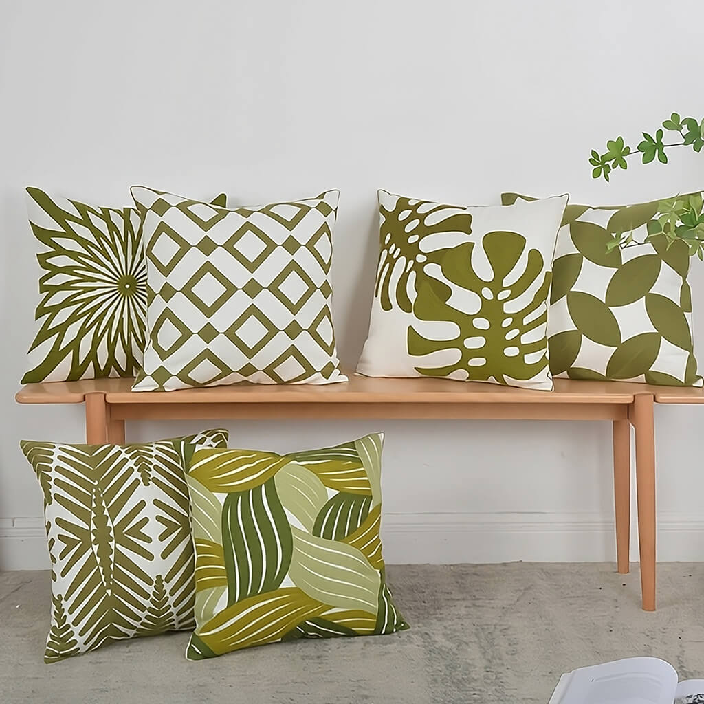 Kissenbezug mit Stickerei in Salbeigrün