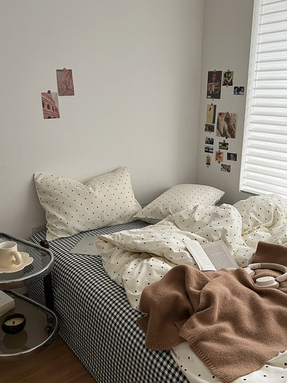 Simple Aesthetic Polka Dot Bedding Set