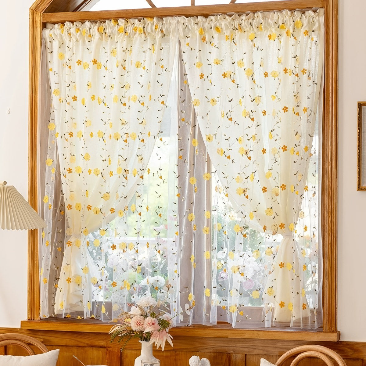 Gelber, bestickter Vorhang mit Wildblumenmotiv